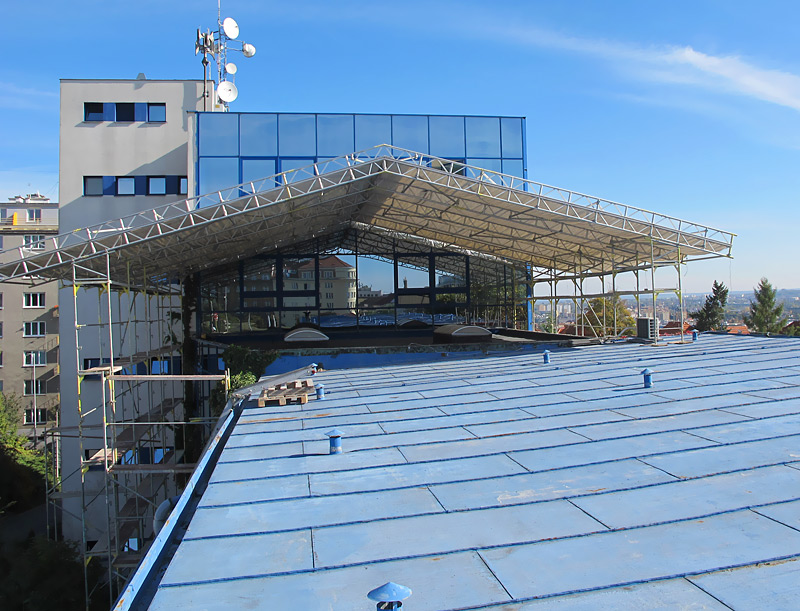 Hradecká, Praha – fasádní lešení, zastřešení stavby VARIO